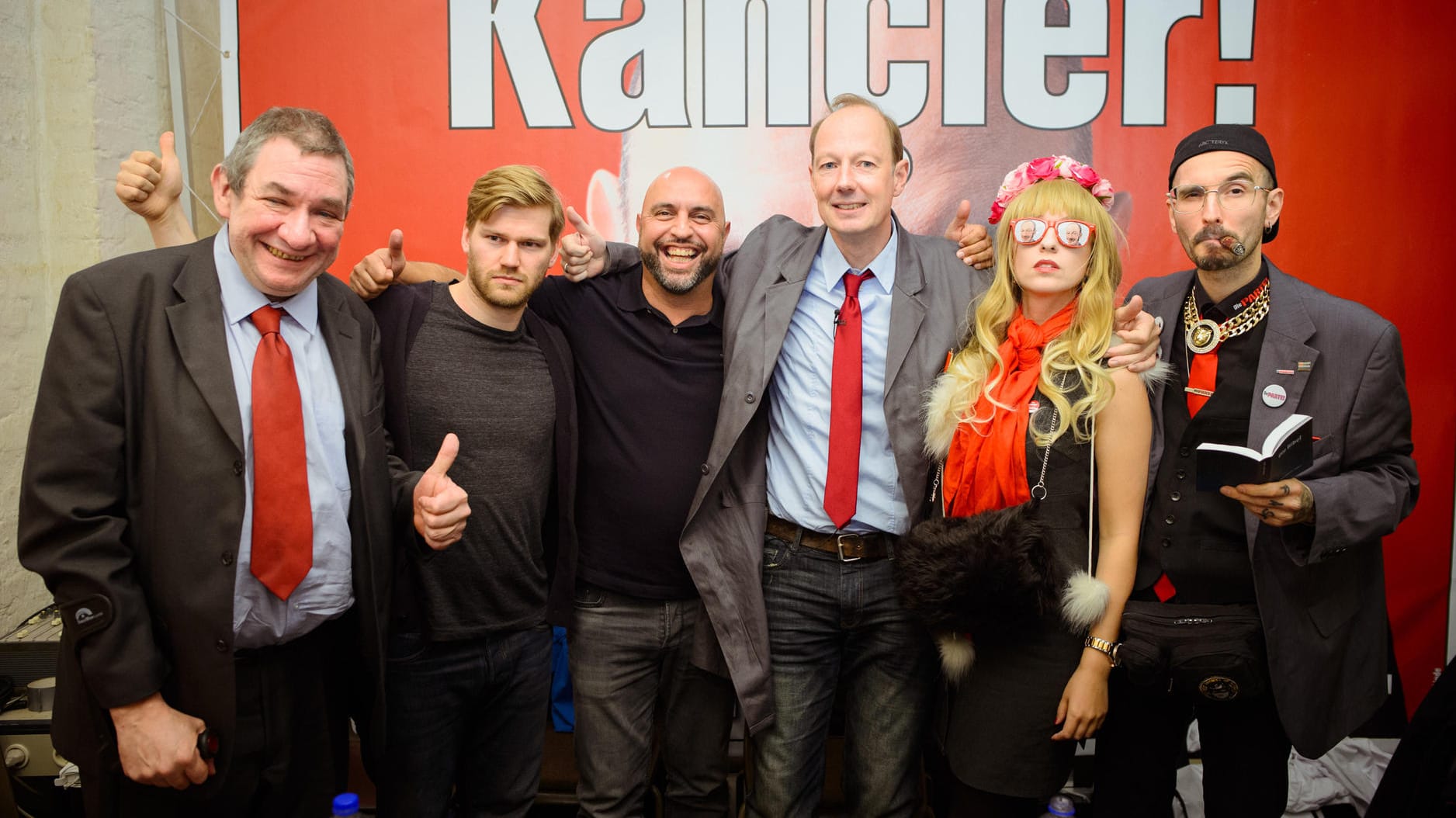 Der "Kançler-Kandidat" im Kreise seines Schattenkabinetts: Wolfgang Wendland ("Die Kassierer"), Shahak Shapira, Serdar Somuncu, Martin Sonneborn, Natascha ("Ministerin für Osteuropa-Angelegenheiten") und Mark Benecke (von links nach rechts).