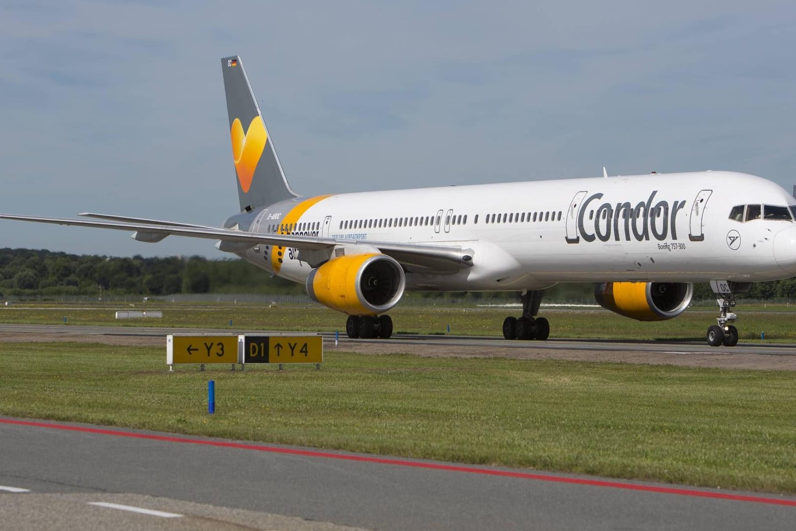 Fluggäste von Condor landeten mit fast drei Tagen Verspätung am Flughafen Köln/Bonn.