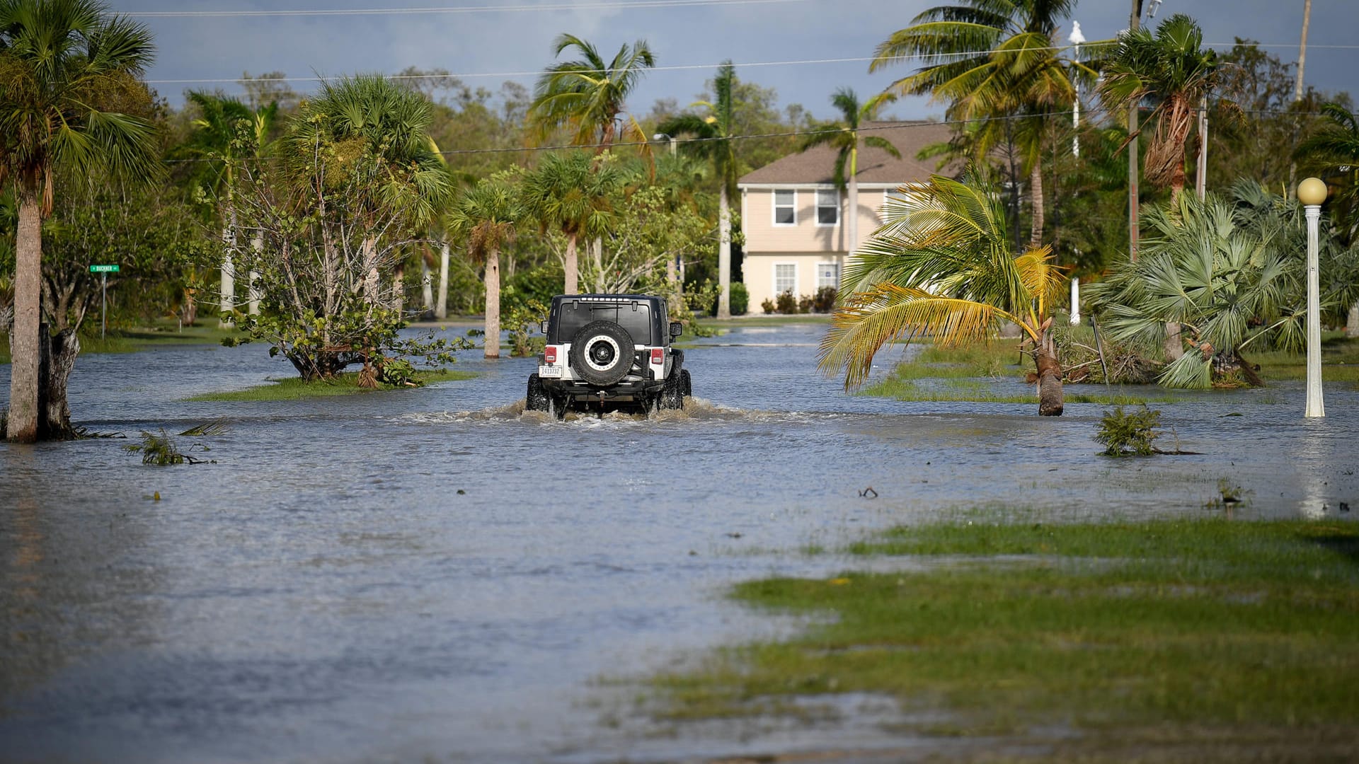 Hurrikan "Irma" hinterlässt auch in den USA, wie hier in Everglades City (Florida), Chaos und Zerstörung. Ob Hurrikans auf einen Klimawandel zurückzuführen sind, ist umstritten. Hurrikan "Irma" hinterlässt auch in den USA, wie hier in Everglades City (Florida), Chaos und Zerstörung. Ob Hurrikans auf einen Klimawandel zurückzuführen sind, ist umstritten.