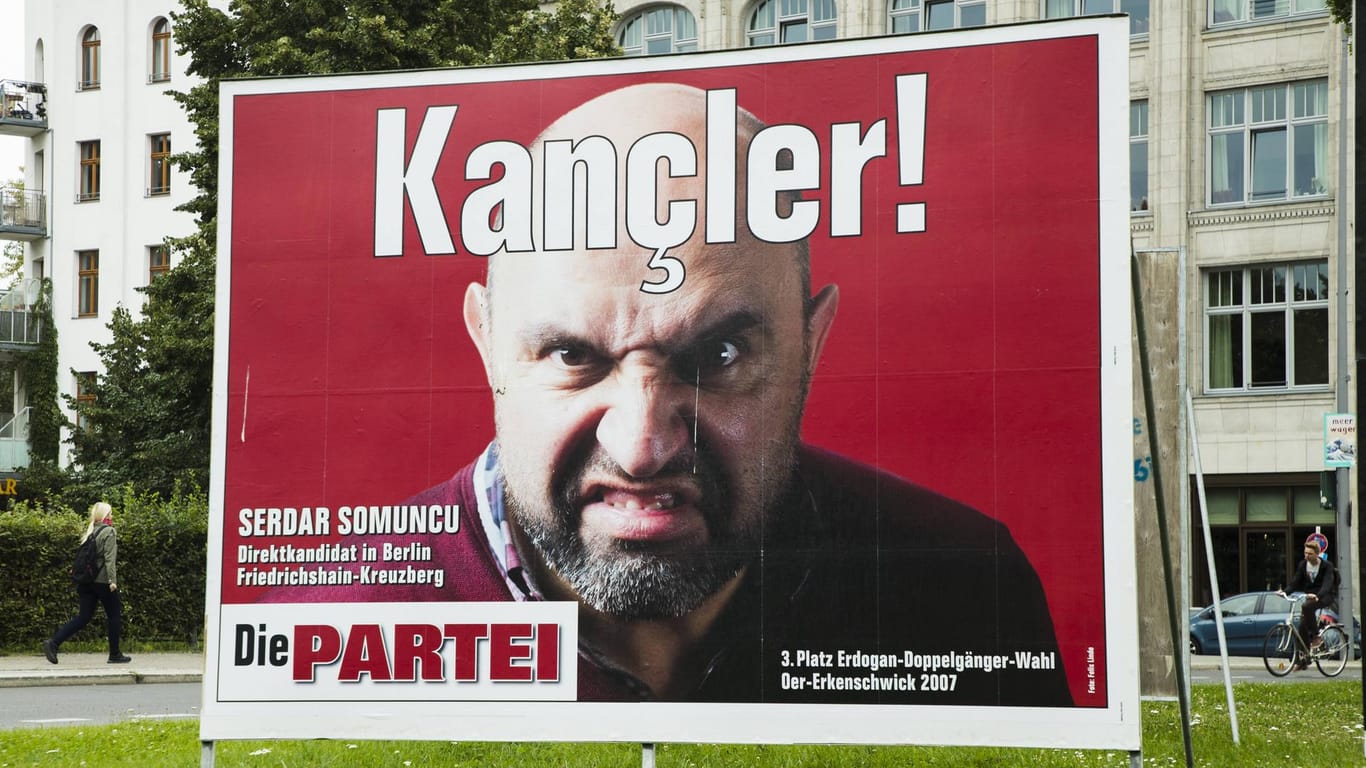Mit diesem Plakatmotiv wirbt Die Partei in Berlin um Stimmen für Serdar Somuncu.