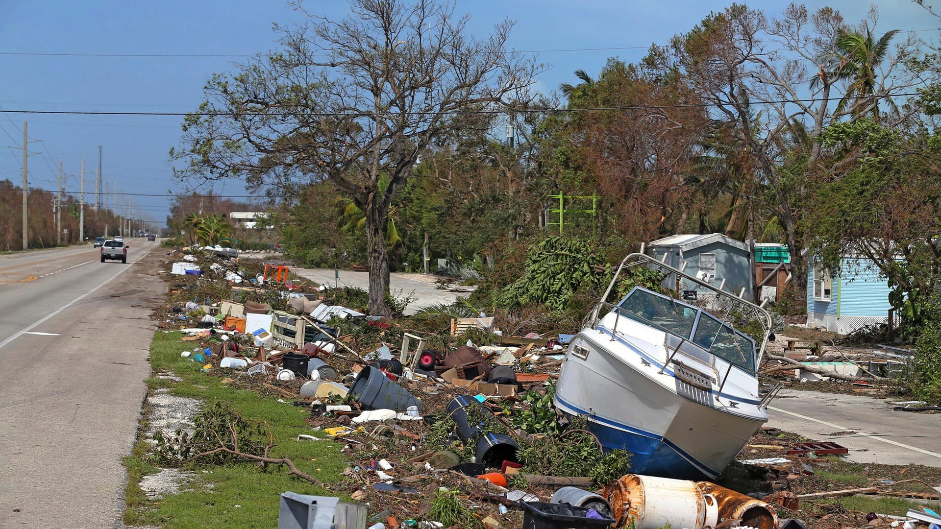 An den Straßenrändern und in den Gräben von Islamorda in den Florida Keys (USA) liegt, was Hurrikan "Irma" übrig gelassen hat.