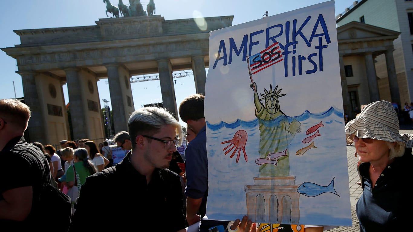 Die Klimapolitik der US-Regierung hat auch Kritiker, wie hier im Juni bei einer Kundgebung vor der US-Botschaft am Brandenburger Tor in Berlin.