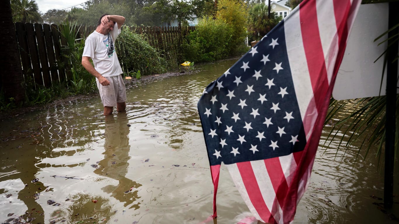 Manche Forscher verweisen darauf, dass der Klimawandel einen Hurrikane nicht "mache", es habe diese Stürme schon immer gegeben. Für diesen US-Bürger auf Tybee Island (Georgia), der vor seinem gefluteten Haus steht, wohl kein Trost.