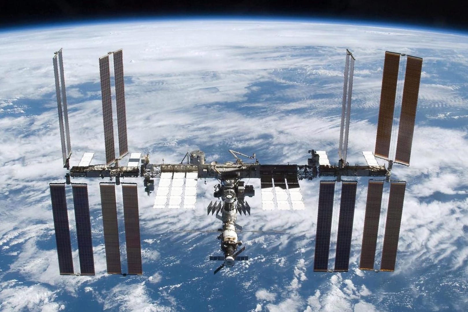 Atomphysiker Michail Panasjuk hält es für möglich, dass ein gewaltiger Protonenstrom die Hülle der ISS durchdringen könnte.