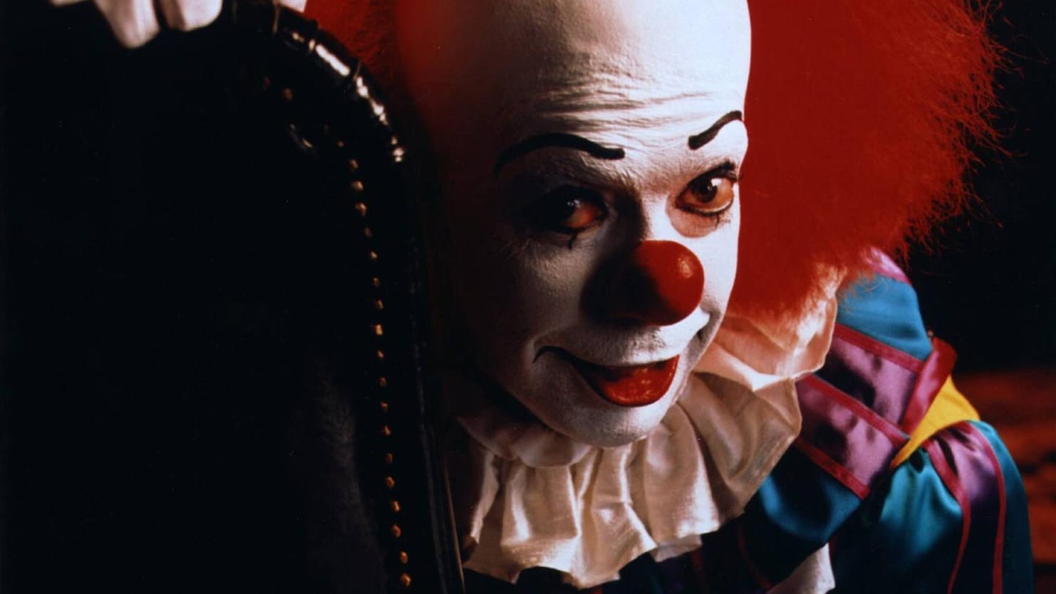 Killer-Clown Pennywise lockt Kinder mit bunten Luftballons in den Tod.