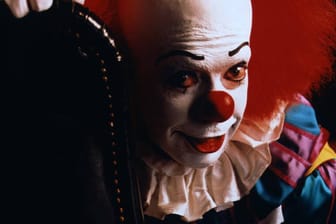 Killer-Clown Pennywise lockt Kinder mit bunten Luftballons in den Tod.