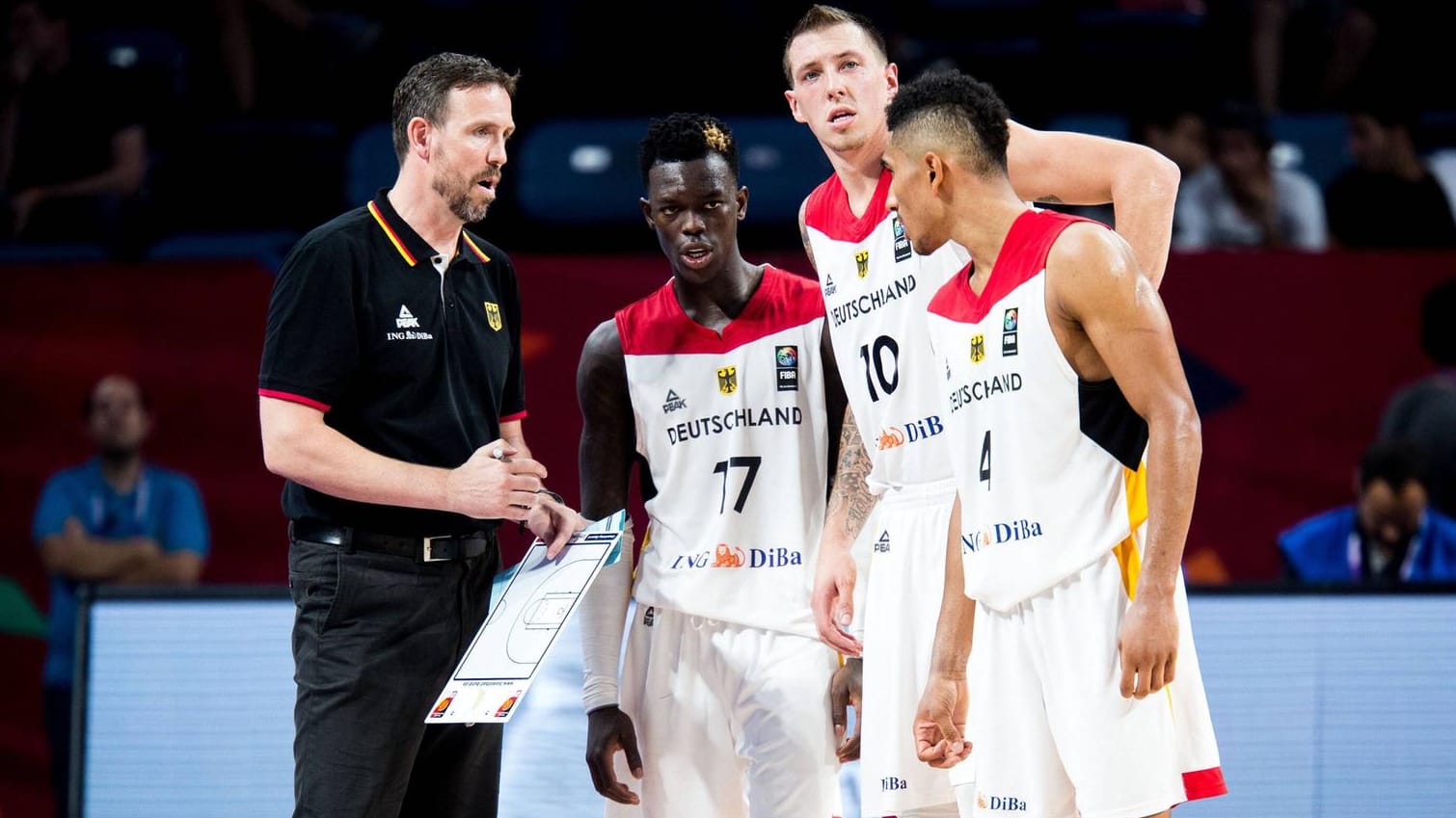 Das Halbfinale im Blick? DBB-Coach Chris Fleming (li.) im Gespräch mit Dennis Schröder, Daniel Theis und Maodo Lo.