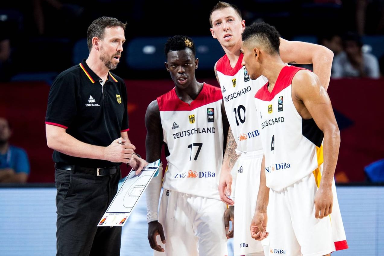 Das Halbfinale im Blick? DBB-Coach Chris Fleming (li.) im Gespräch mit Dennis Schröder, Daniel Theis und Maodo Lo.