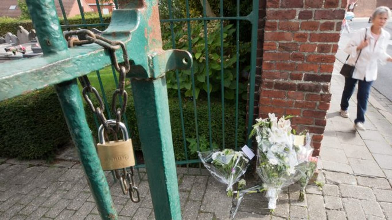 Blumen vor dem Eingang des Friedhofs im belgischen Mouscron.