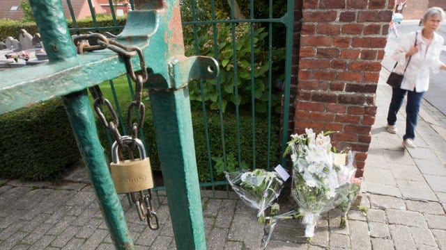 Blumen vor dem Eingang des Friedhofs im belgischen Mouscron.