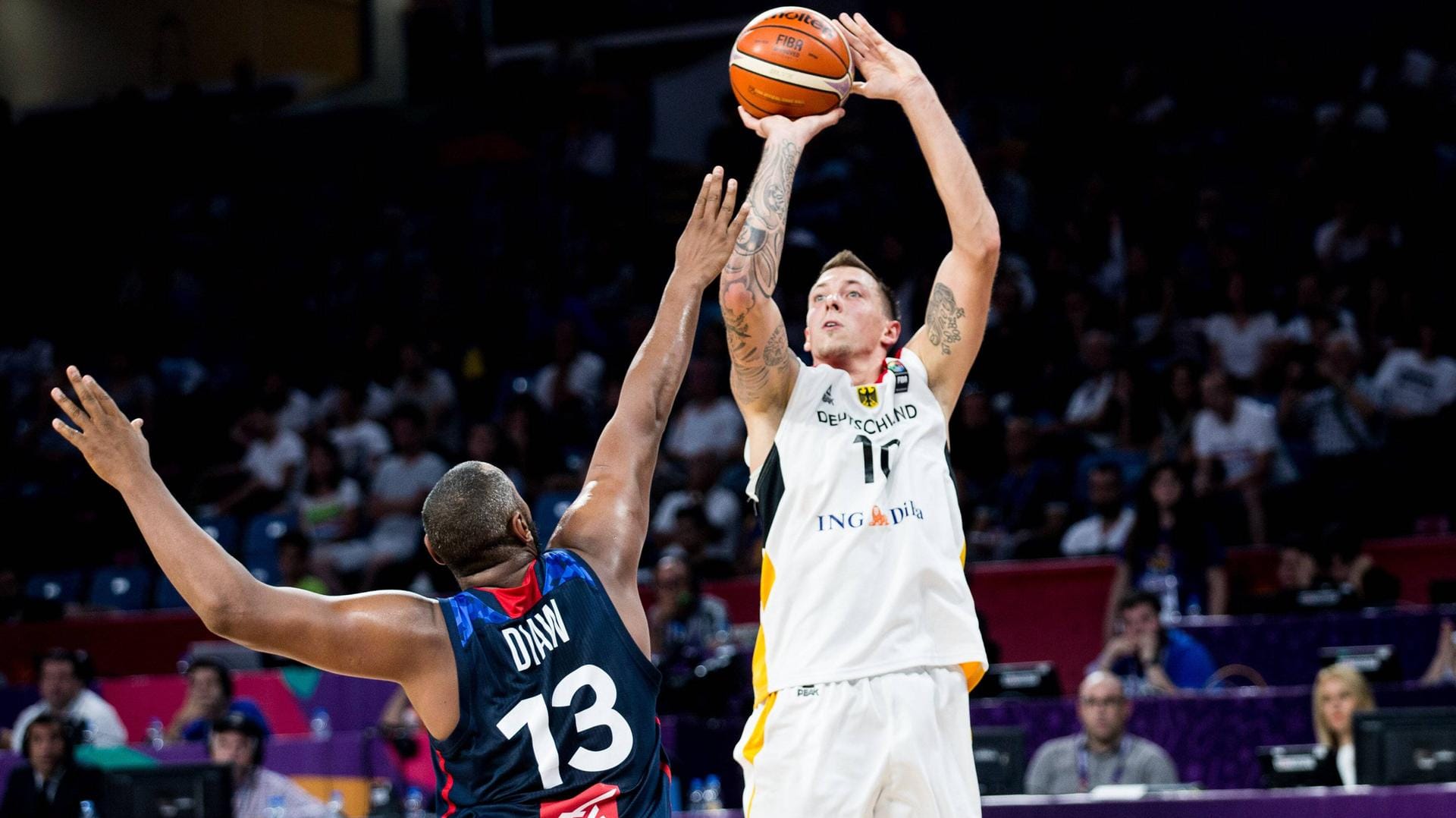 Bärenstarke Vorstellung: Daniel Theis traf gegen Frankreich einen wichtigen Dreier direkt gegen Boris Diaw (Foto).