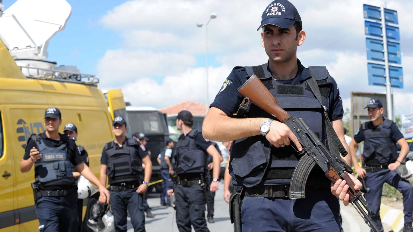 Türkische Sicherheitsbeamte nahmen 25 mutmaßliche IS-Mitglieder fest. (Symbolbild)