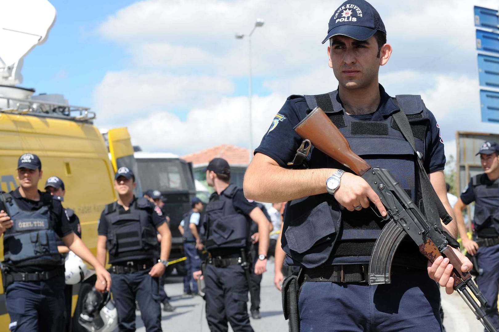 Türkische Sicherheitsbeamte nahmen 25 mutmaßliche IS-Mitglieder fest. (Symbolbild)