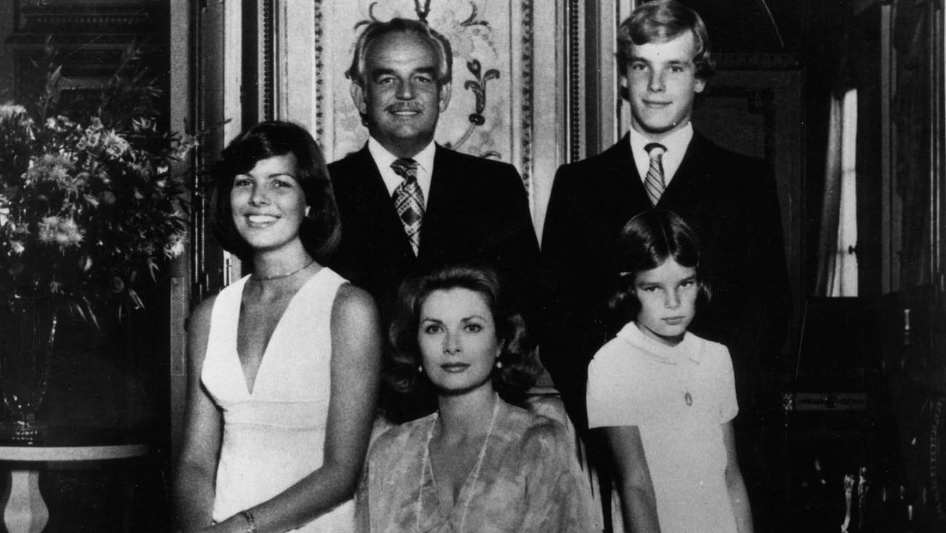 Fürst Rainier und Fürstin Gracia Patricia mit ihren drei Kindern Caroline, Albert und Stéphanie im Jahr 1973.