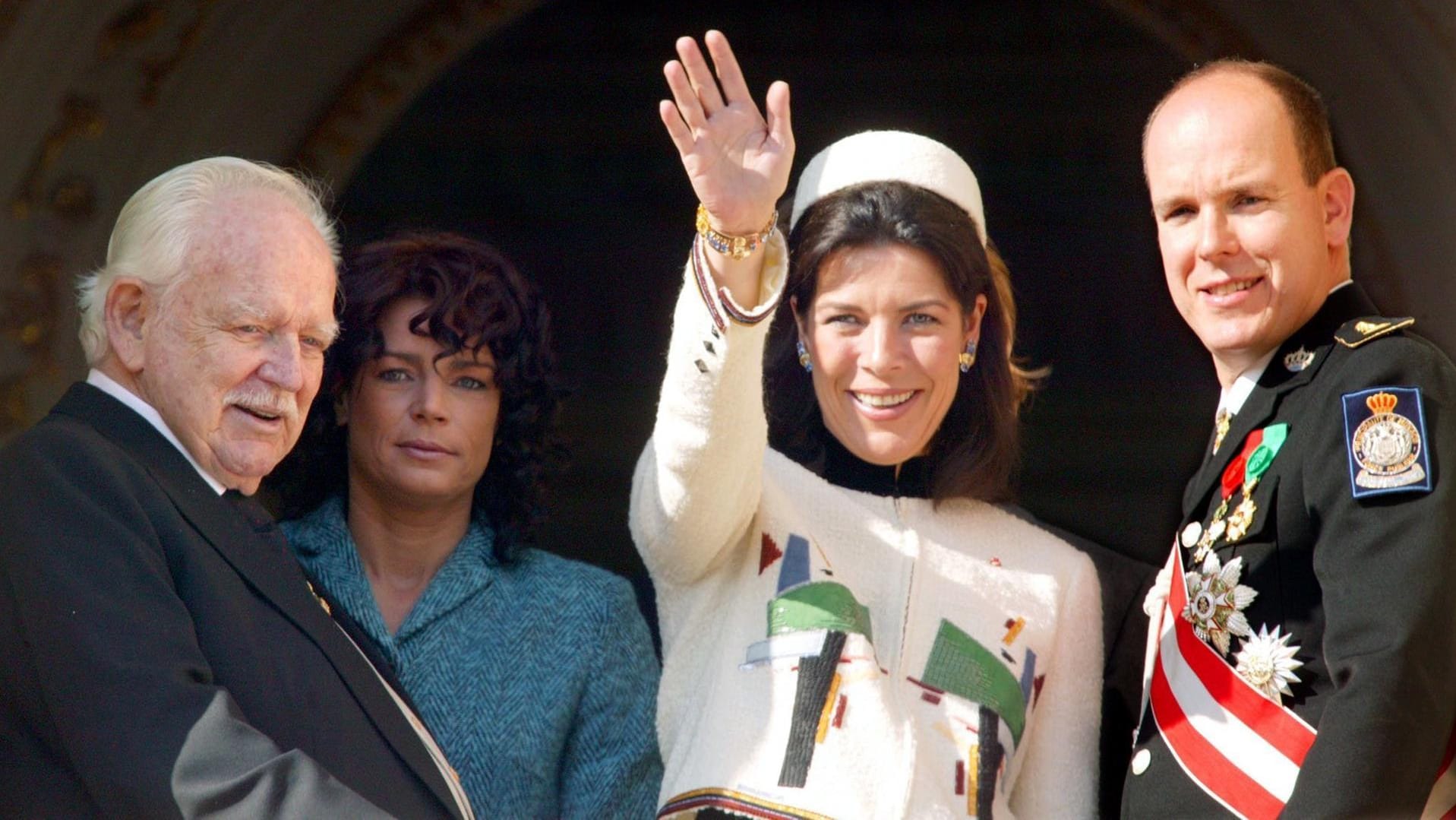 Fürst Rainier III. von Monaco mit seinen Kindern Stéphanie, Caroline und Albert im Jahr 2003 auf dem Balkon des Fürstenpalastes in Monaco.