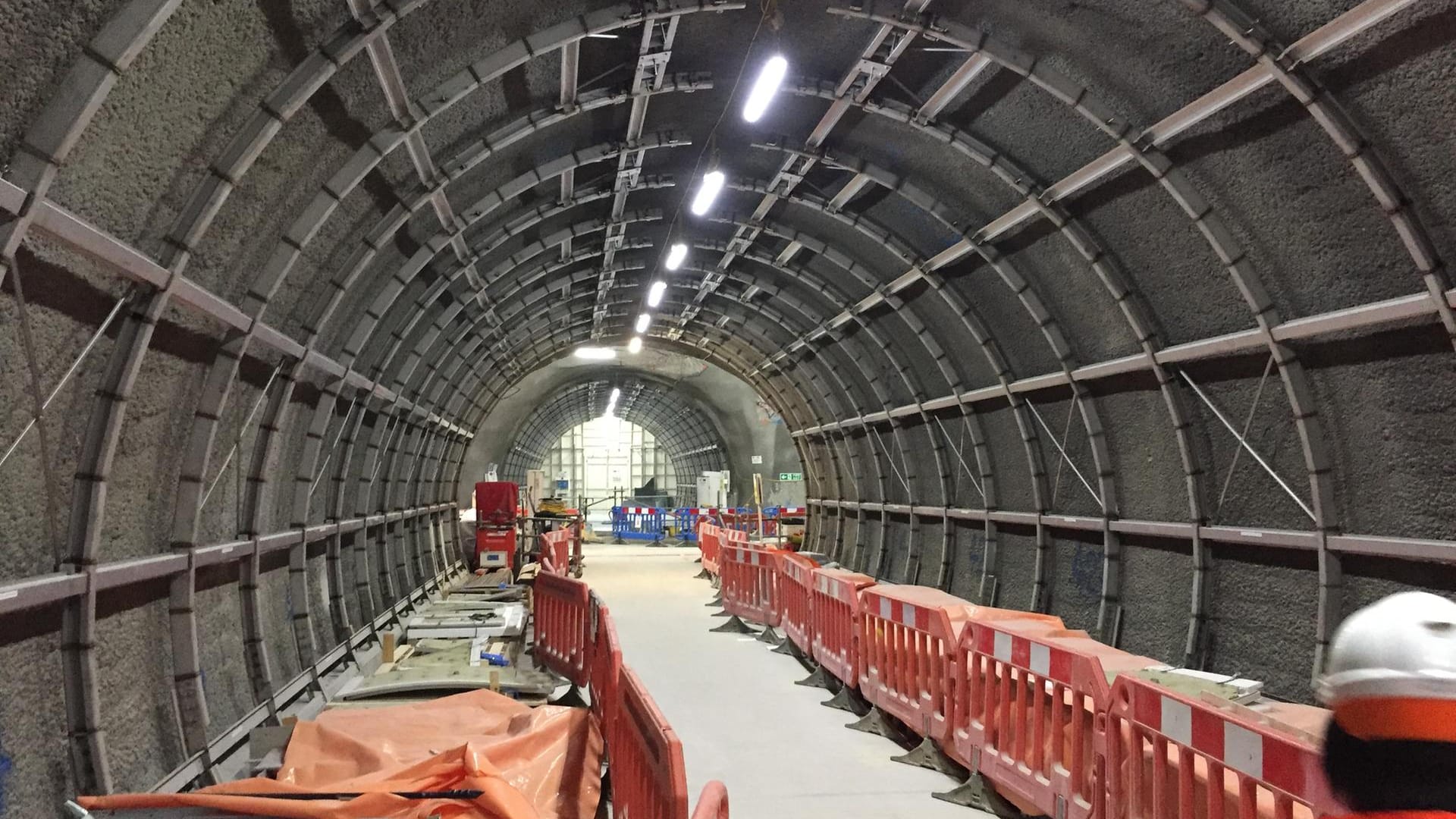 Ein unfertiger Fußgängertunnel, aufgenommen am 15.02.2017 in der neuen U-Bahn-Station Tottenham Court Road in London. Ein unfertiger Fußgängertunnel, aufgenommen am 15.02.2017 in der neuen U-Bahn-Station Tottenham Court Road in London.