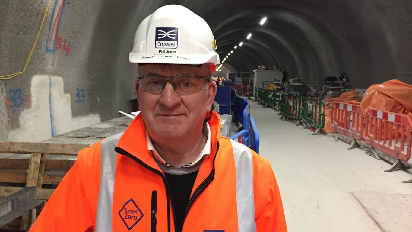 Bauleiter Phil Jones steht in einem unfertigen Fußgängertunnel der neuen U-Bahn-Station Tottenham Court Road in London.