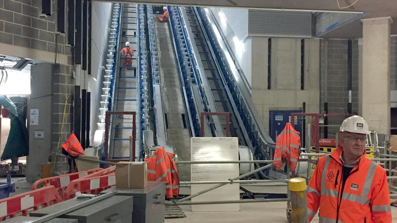 Eine der Rolltreppen der neuen U-Bahn-Station Tottenham Court Road in London.