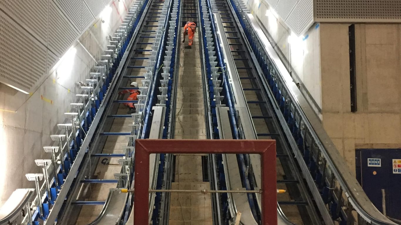 Die Installation der Rolltreppen in der U-Bahn-Station Tottenham Court Road ist ein aufwendiger Prozess.