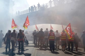 Zahlreiche Menschen demonstrieren in Marseille gegen die geplante Arbeitsmarktreform von Staatschef Macron.
