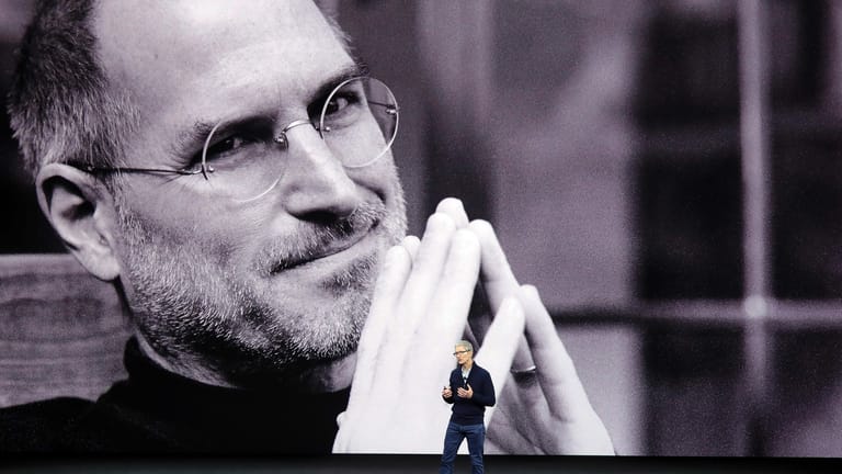 Tim Cook erinnert zu Beginn an Steve Jobs.