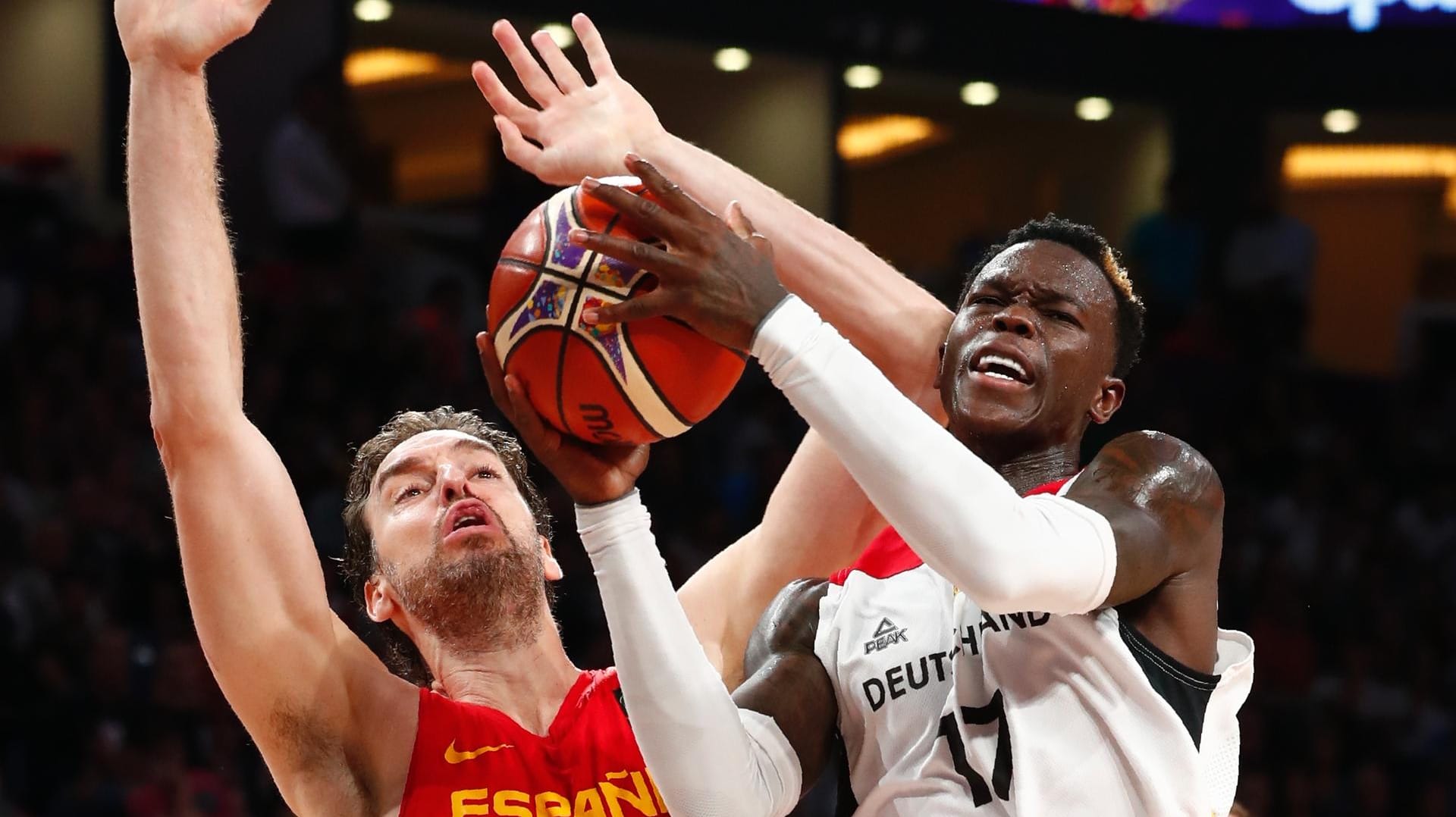 Dennis Schröder (r.) beim Korbleger gegen Pau Gasol.