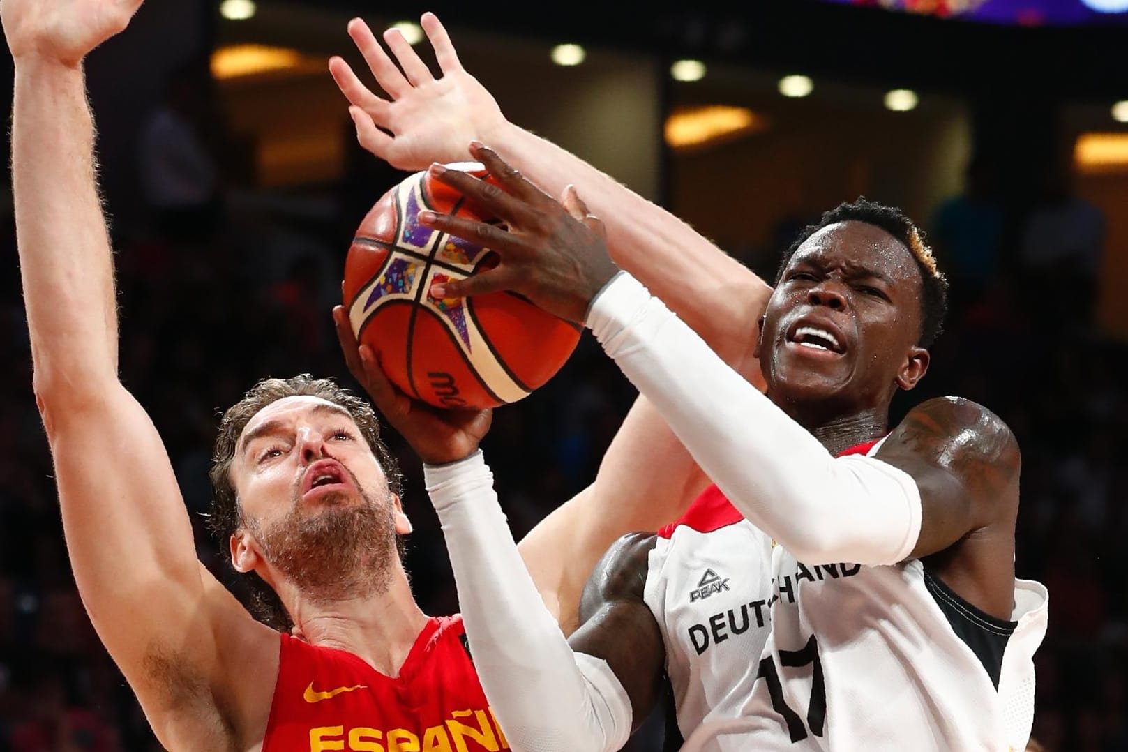 Dennis Schröder (r.) beim Korbleger gegen Pau Gasol.