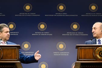 Die Äußerungen von Bundesaußenminister Sigmar Gabriel und der Außenminister der Türkei, Mevlüt Cavusoglu, heizen den Konflikt weiter an.