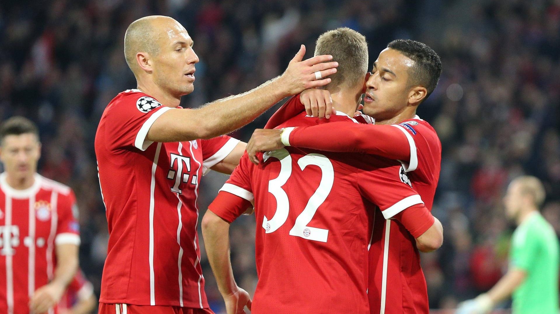 v.links: Arjen Robben, Joshua Kimmich und Thiago bejubeln das 2:0 durch Thiago.