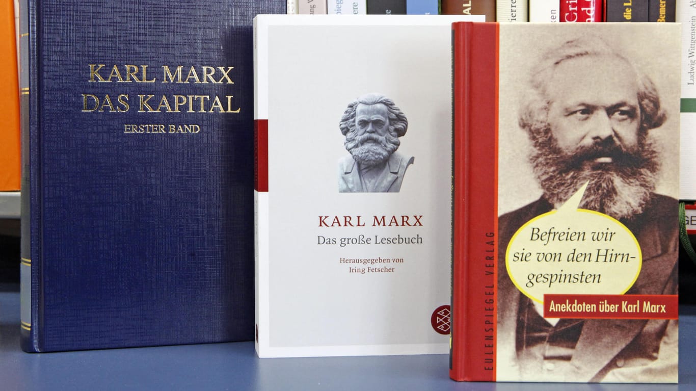 In einer Buchhandlung in Leipzig steht eine aktuelle Ausgabe von "Das Kapital" neben anderen Büchern über Karl Marx.
