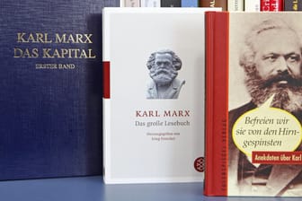 In einer Buchhandlung in Leipzig steht eine aktuelle Ausgabe von "Das Kapital" neben anderen Büchern über Karl Marx.