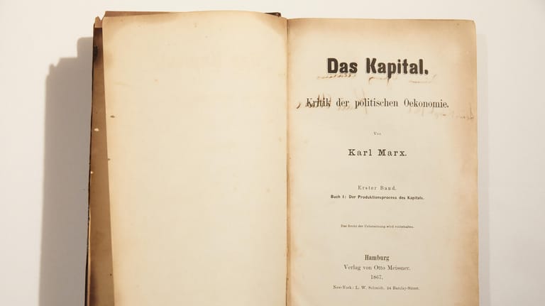 Eine Erstausgabe von "Das Kapital" von Karl Marx liegt im Museum der Arbeit in Hamburg.