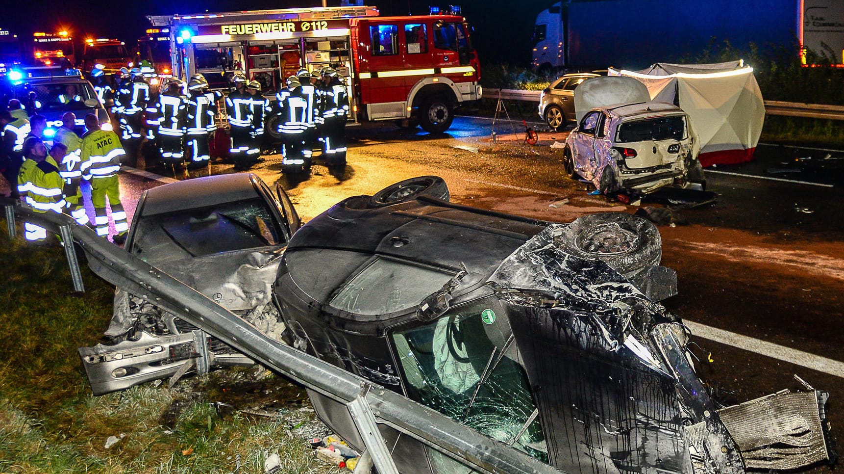 Bei einer Karambolage auf der A2 im Münsterland sind zwei Menschen ums Leben gekommen, 38 wurden verletzt.