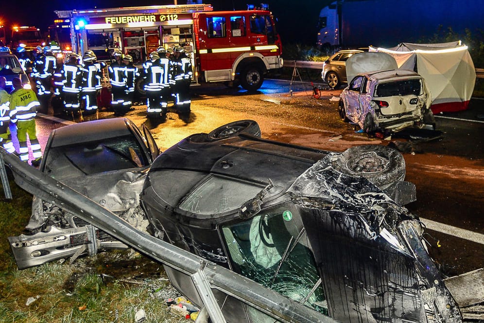 Bei einer Karambolage auf der A2 im Münsterland sind zwei Menschen ums Leben gekommen, 38 wurden verletzt.
