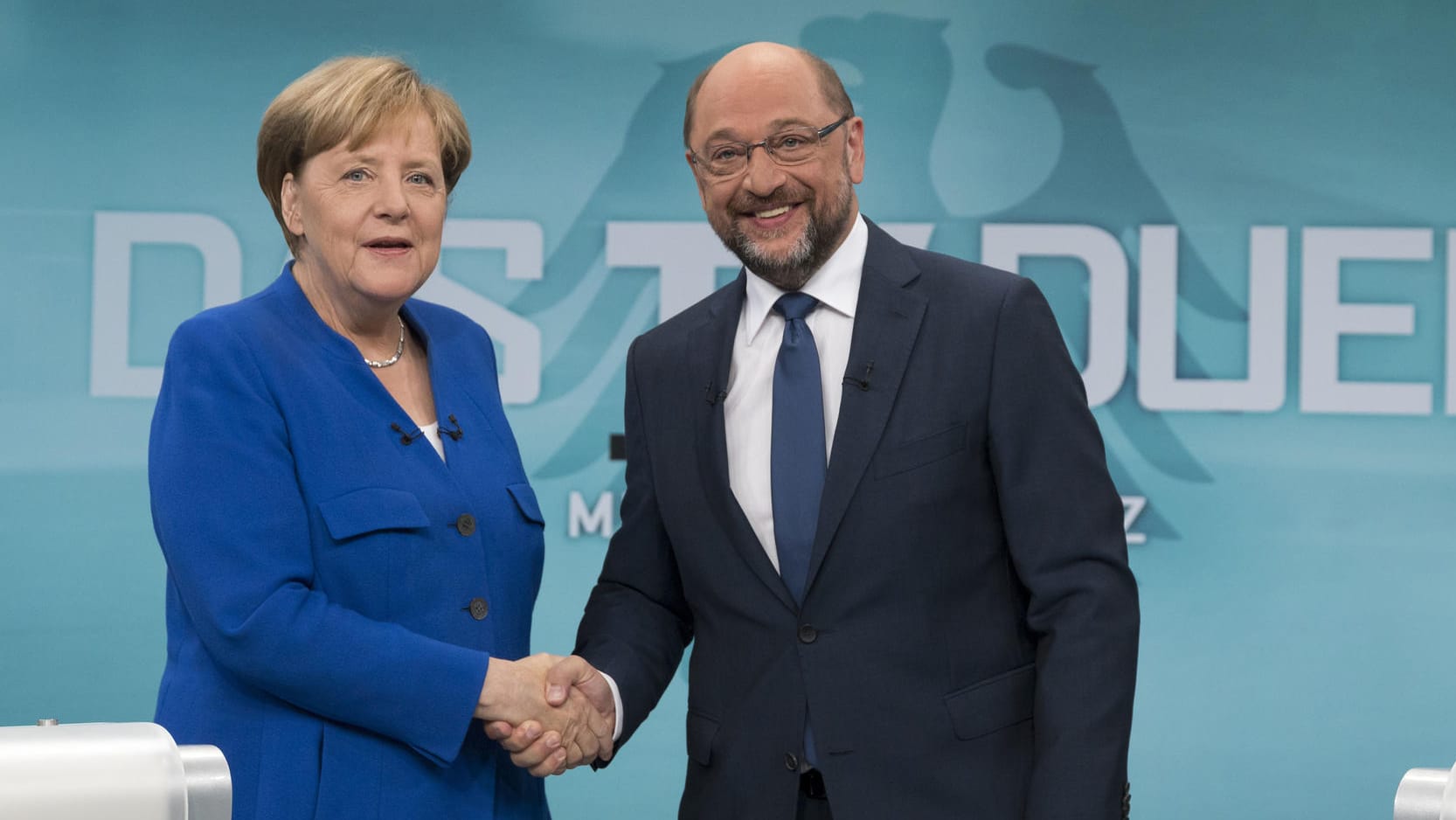 Angela Merkel und Martin Schulz geben sich vor dem TV-Duell am 3. September in Berlin-Adlershof die Hand zur Begrüßung.