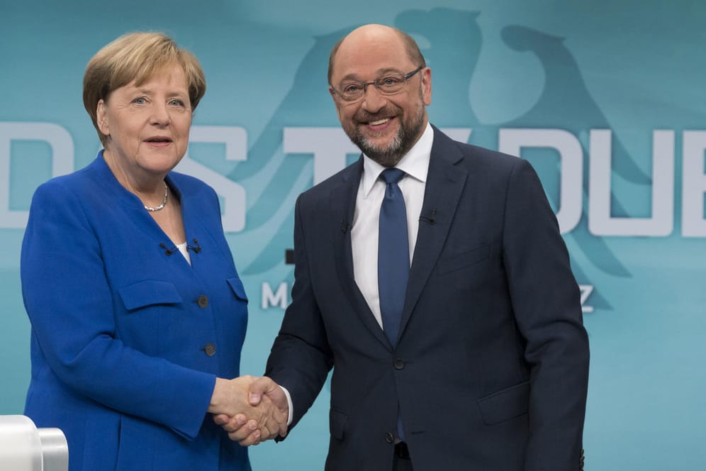 Angela Merkel und Martin Schulz geben sich vor dem TV-Duell am 3. September in Berlin-Adlershof die Hand zur Begrüßung.