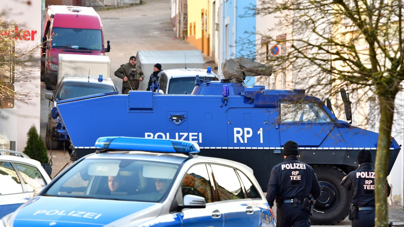Die Polizei rückte im Januar 2017 mit Panzern an, um eine Privatwohnung in Lauterecken (Rheinland-Pfalz) nach verboten gelagertem Sprengstoff zu durchsuchen.