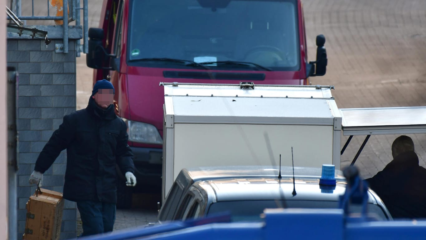 Polizisten verluden bei der Hausdurchsuchung am 6. Januar den gefundenen Sprengstoff in speziellen Schutzbehältern, um ihn abzutransportieren.