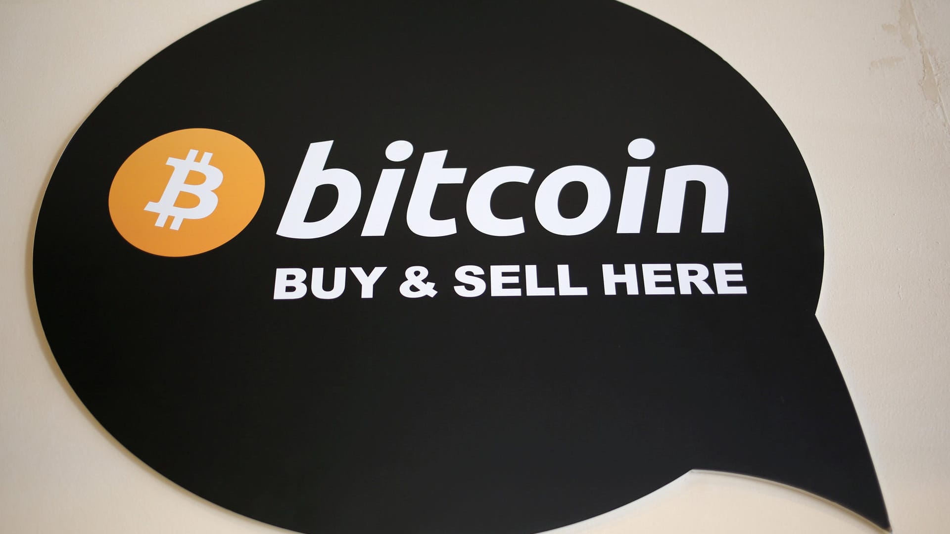 Ein Bitcoin-Schild in einem Lokal in Toronto, Canada