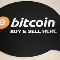 Ein Bitcoin-Schild in einem Lokal in Toronto, Canada