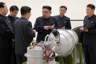 Staatschef Kim Jong Un bei der Inspektion eines angeblichen Wasserstoffbomben-Sprengkopfes an einem nicht genannten Ort.