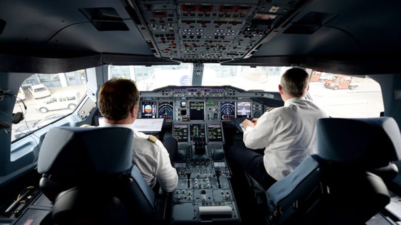 Zwei Piloten im Cockpit