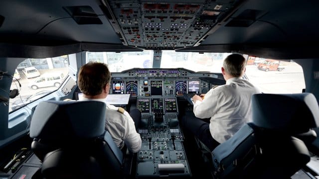 Zwei Piloten im Cockpit