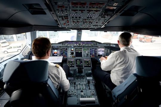 Zwei Piloten im Cockpit