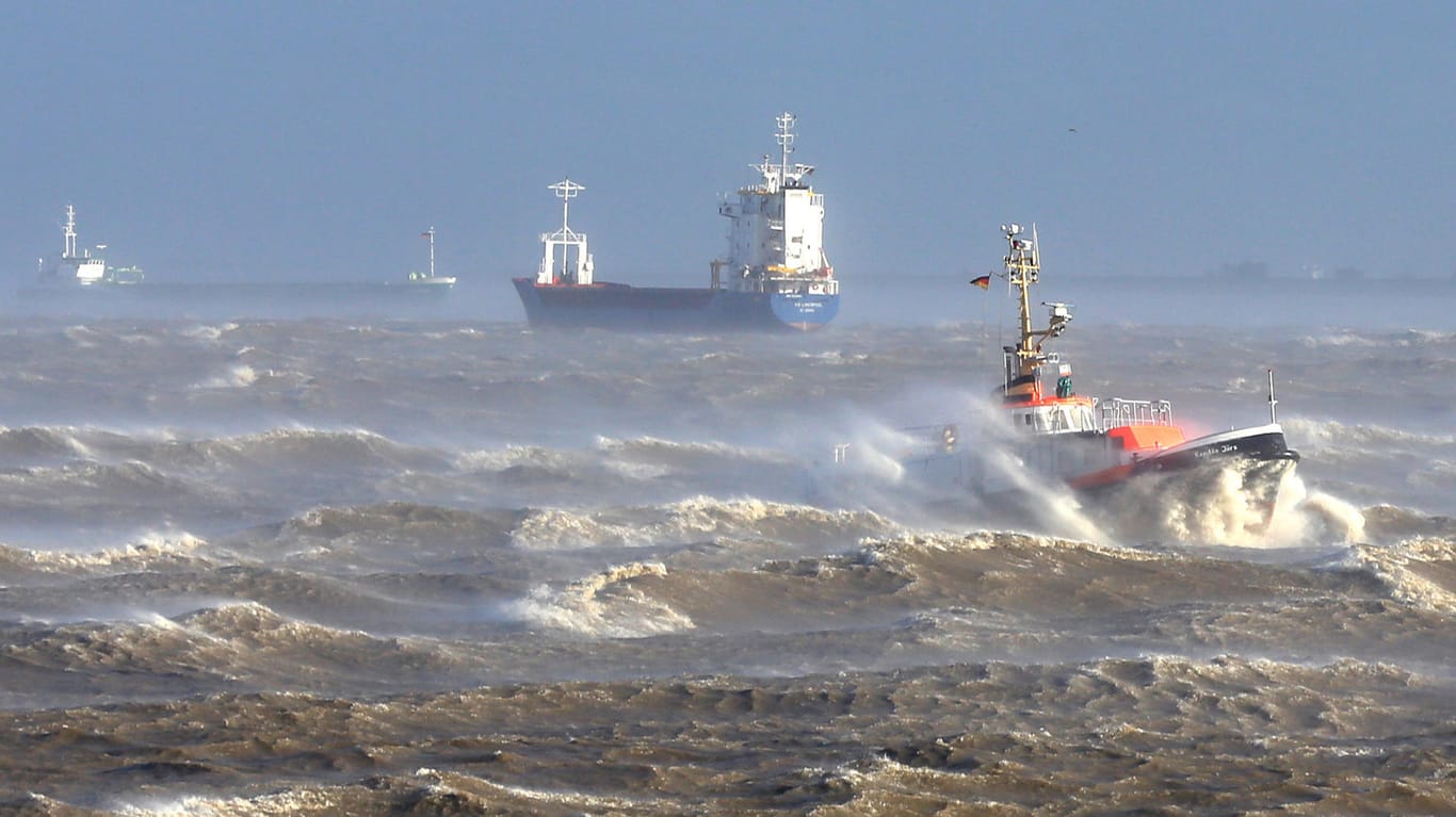 Das Lotsenversetzboot "Kapitän Jürs" kämpft sich bei starkem Sturm durch die Elbe.
