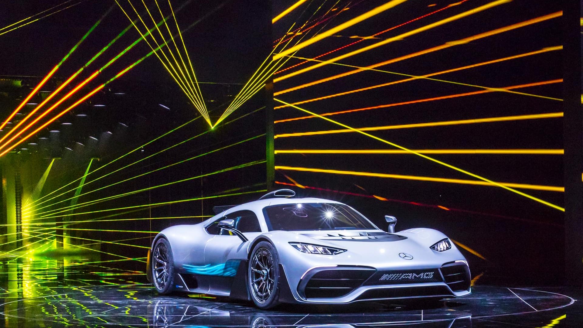 Auf der IAA 2017 zeigt Mercedes-AMG erstmalig das seriennahe Supersportwagen-Showcar Project One. Auf der IAA 2017 zeigt Mercedes-AMG erstmalig das seriennahe Supersportwagen-Showcar Project One.