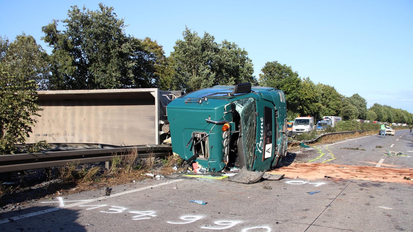 Ein umgekippter Kieslaster und ein Taxi stehen nach einem Unfall auf der A44 zwischen dem Autobahnkreuz Werl und der Anschlussstelle Unna-Ost.