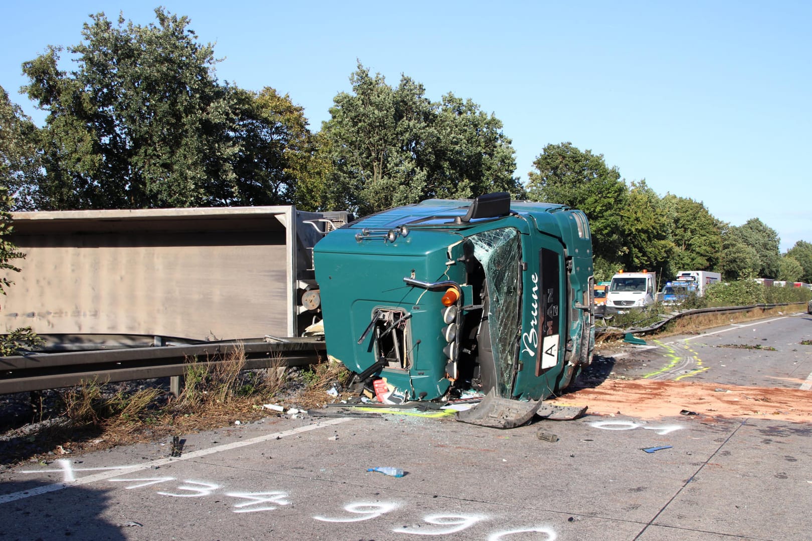 Ein umgekippter Kieslaster und ein Taxi stehen nach einem Unfall auf der A44 zwischen dem Autobahnkreuz Werl und der Anschlussstelle Unna-Ost.