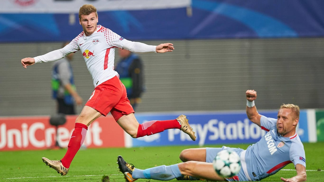 Timo Werner (links) im Duell mit Monacos Kamil Glick.