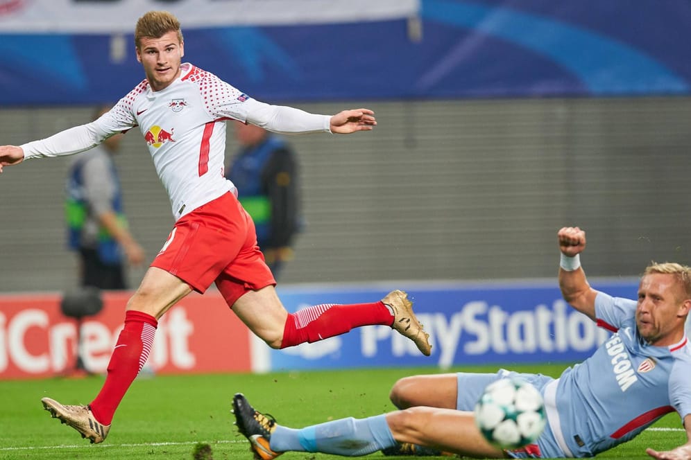 Timo Werner (links) im Duell mit Monacos Kamil Glick.